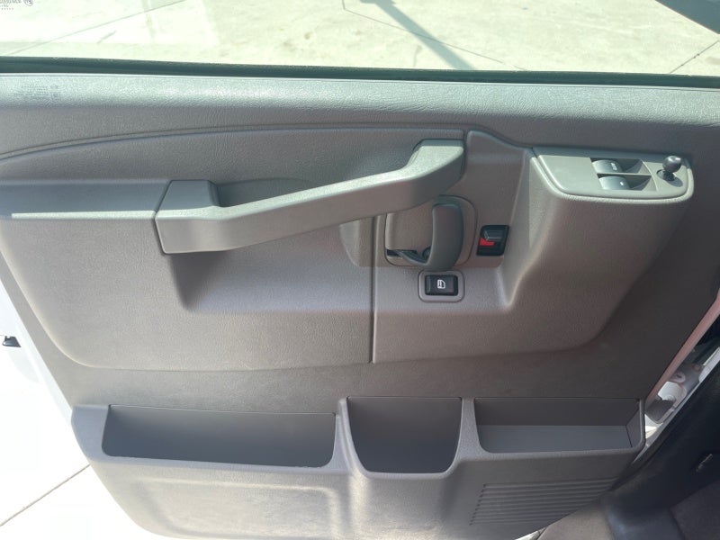 2024 Chevrolet Express Passenger 3500 1LT