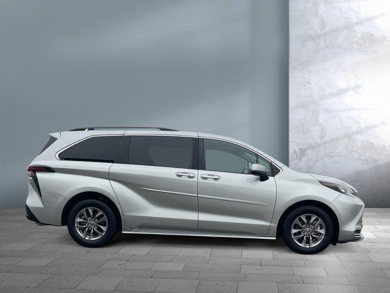 2024 Toyota SIENNA XLE XLE