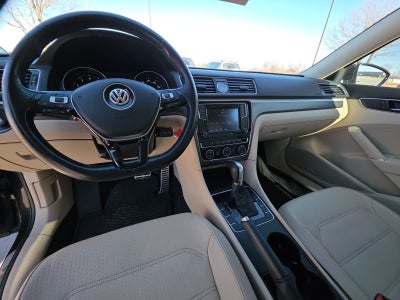 2017 Volkswagen Passat R-Line w/Comfort Pkg