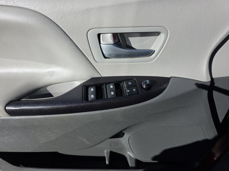 2016 Toyota Sienna LE