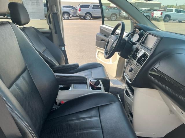 2016 Chrysler Town and Country Touring-L