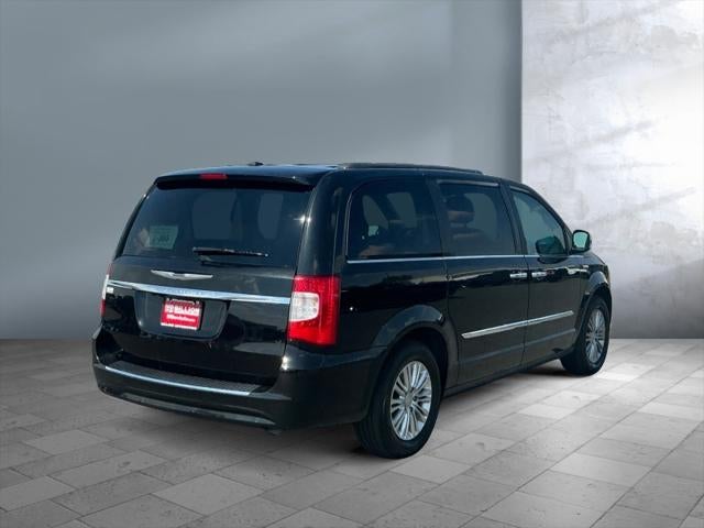 2016 Chrysler Town and Country Touring-L