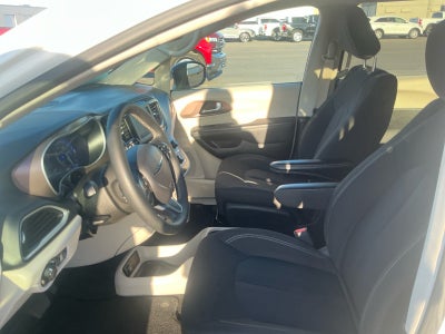 2024 Chrysler Voyager LX