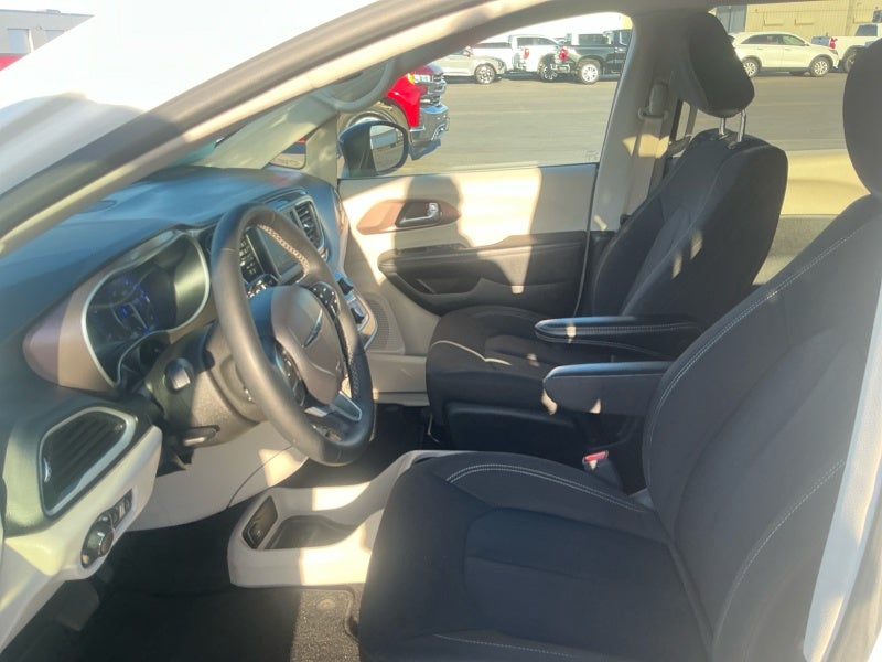 2024 Chrysler Voyager LX